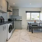 4Br-Sleeps8-Privategarden-Freeparking