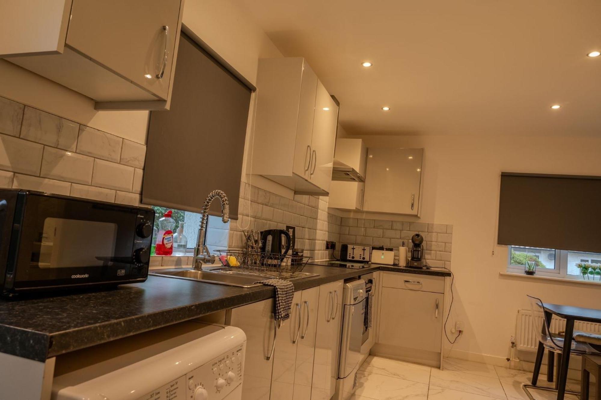 4br-sleeps8-privategarden-freeparking *