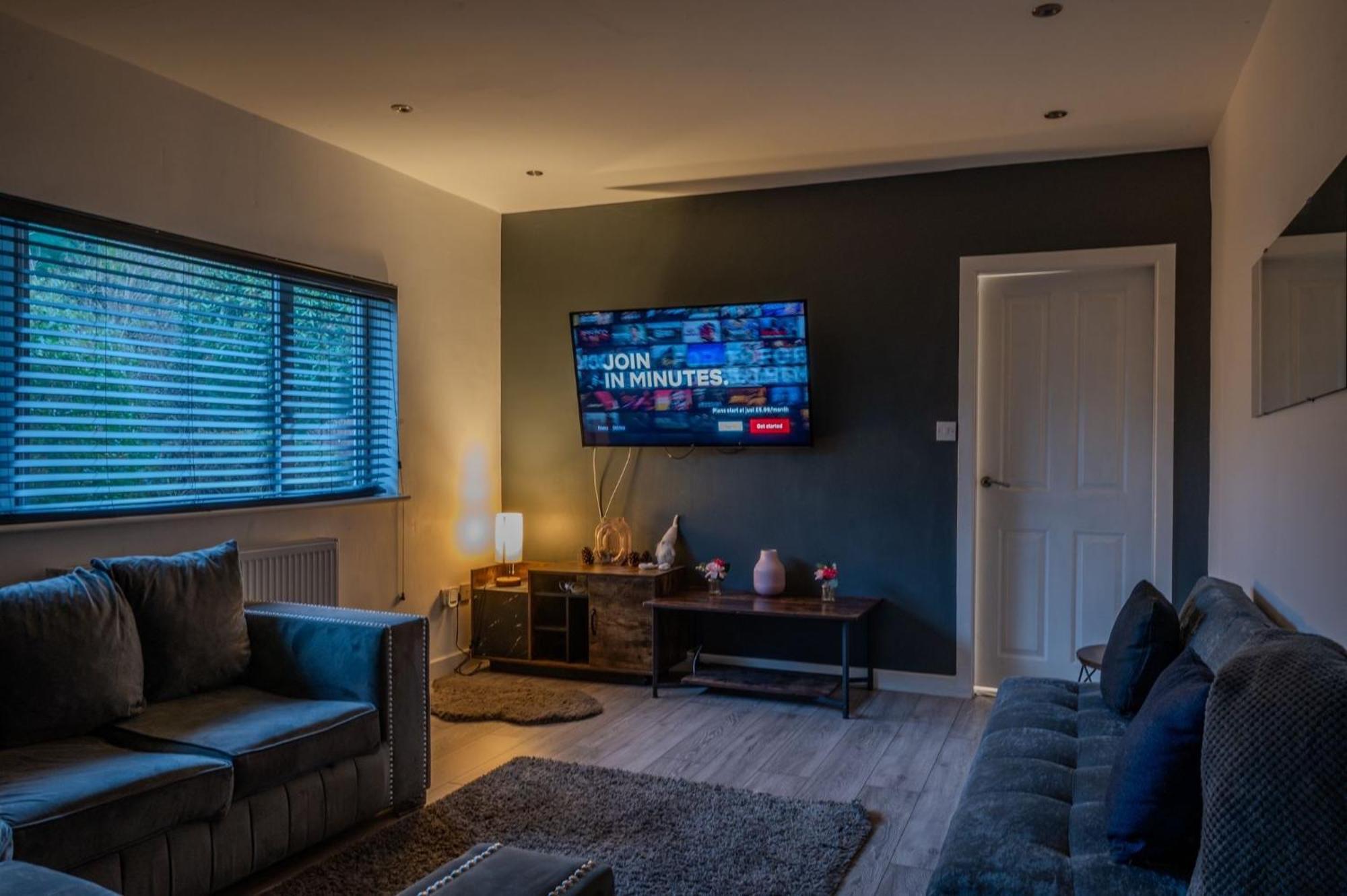 4br-sleeps8-privategarden-freeparking Holiday home *